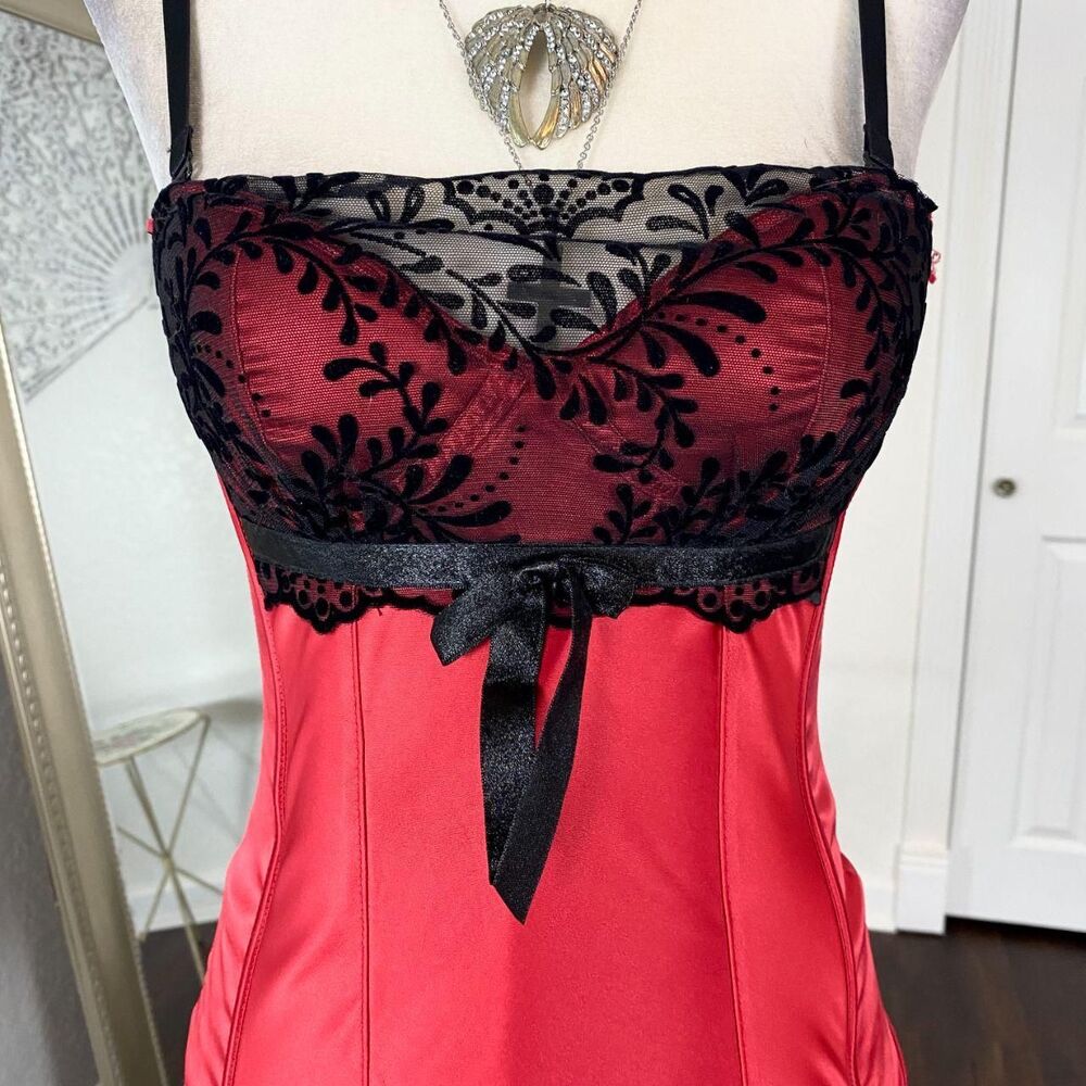 Ambrielle Early 2000's Romantic Goth Red Satin Black Velvet Lace Corset Top S - Picture 3 of 6